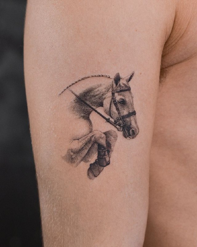 Tattoo of a horse on the shoulder for women