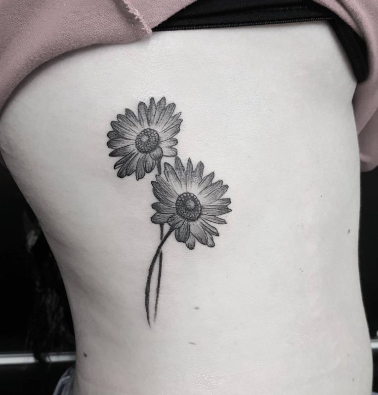 Daisy tattoo on the side for women