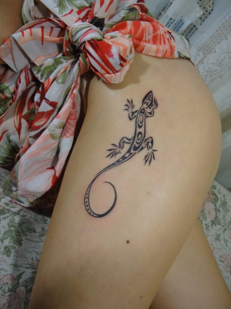 Lizard tattoo on the hip for women