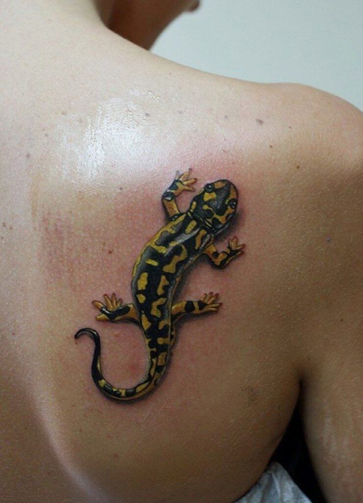 Tattoo of a colored lizard on the shoulder blade for men