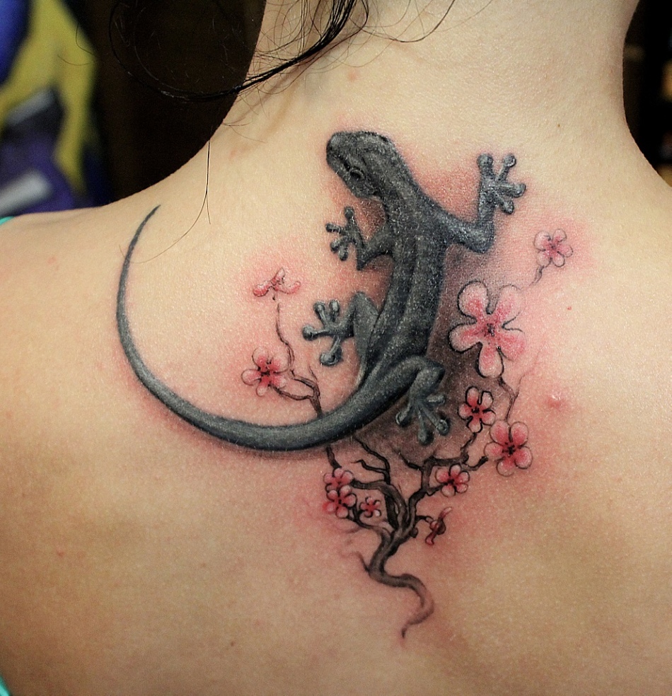 Lizard tattoo on the back for women