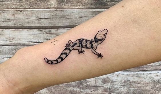 Lizard tattoo on the forearm for women