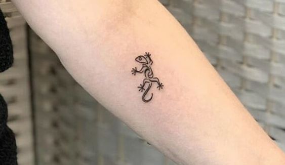 Tattoo of a small lizard on the forearm for women