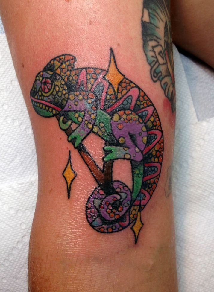 Tattoo of a colored chameleon on the knee for women