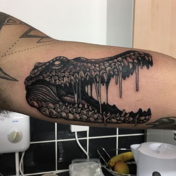 Tattoo of a crocodile on the shoulder for men