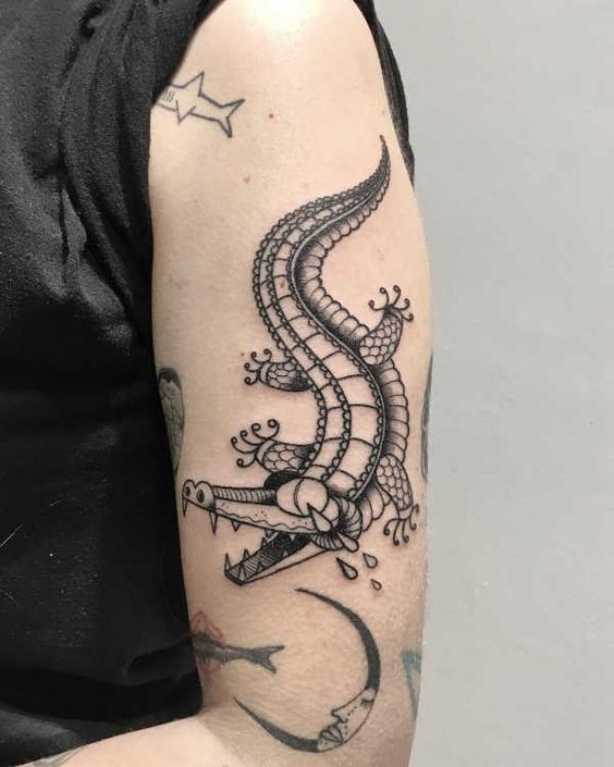 Tattoo of a crocodile on the shoulder for men