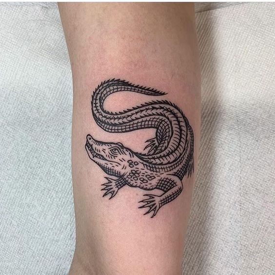 Tattoo of a crocodile on the shoulder for men