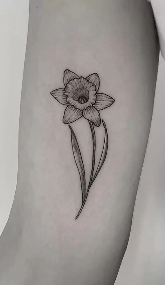 Large narcissus flower tattoo on the shoulder for women