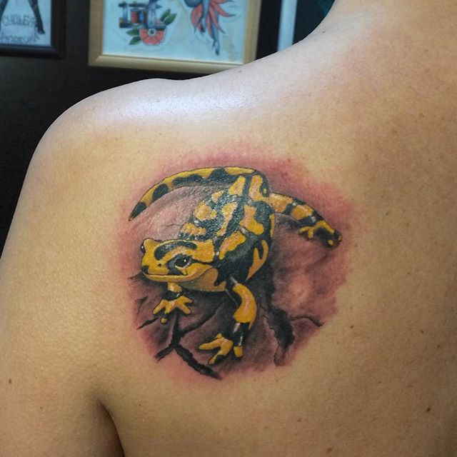 Salamander tattoo on the shoulder blade for women