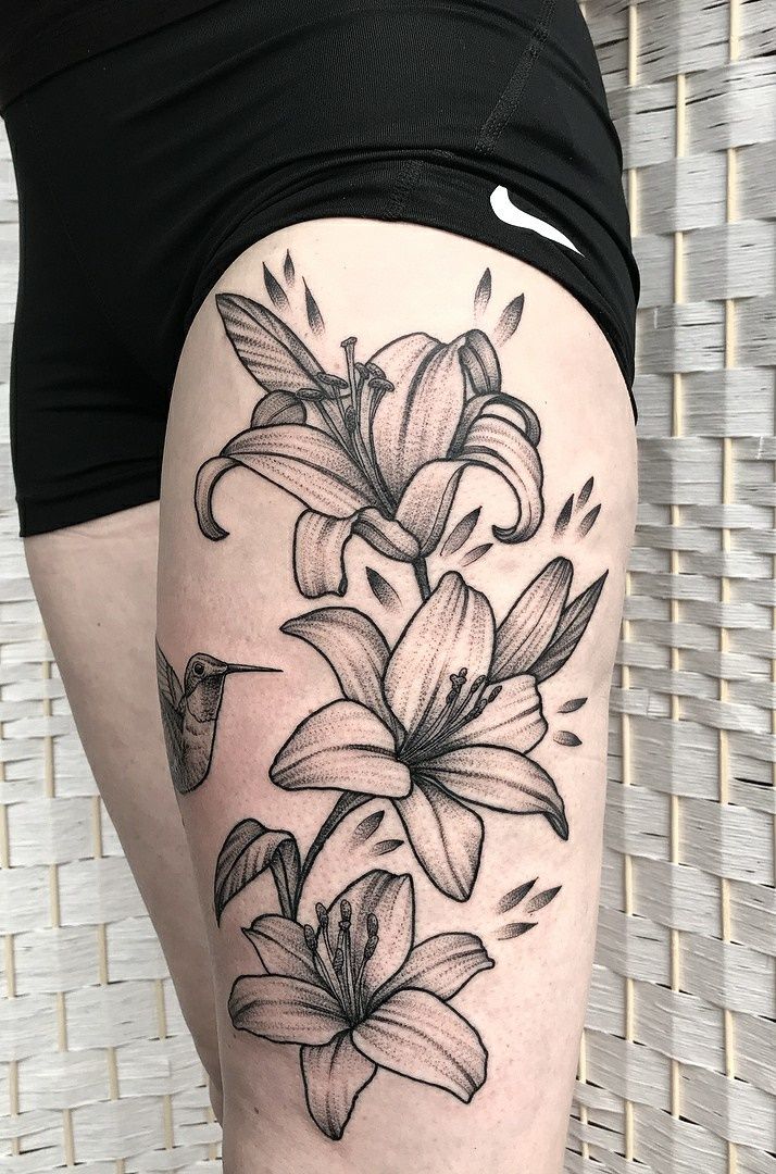 Tattoo of three lilies on the hip for women