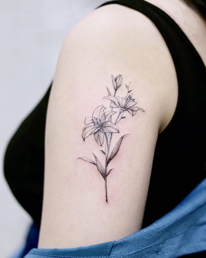 Tattoo of lilies on the shoulder for women