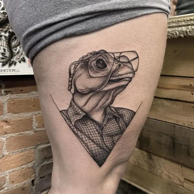 Lizard tattoo on the hip for women