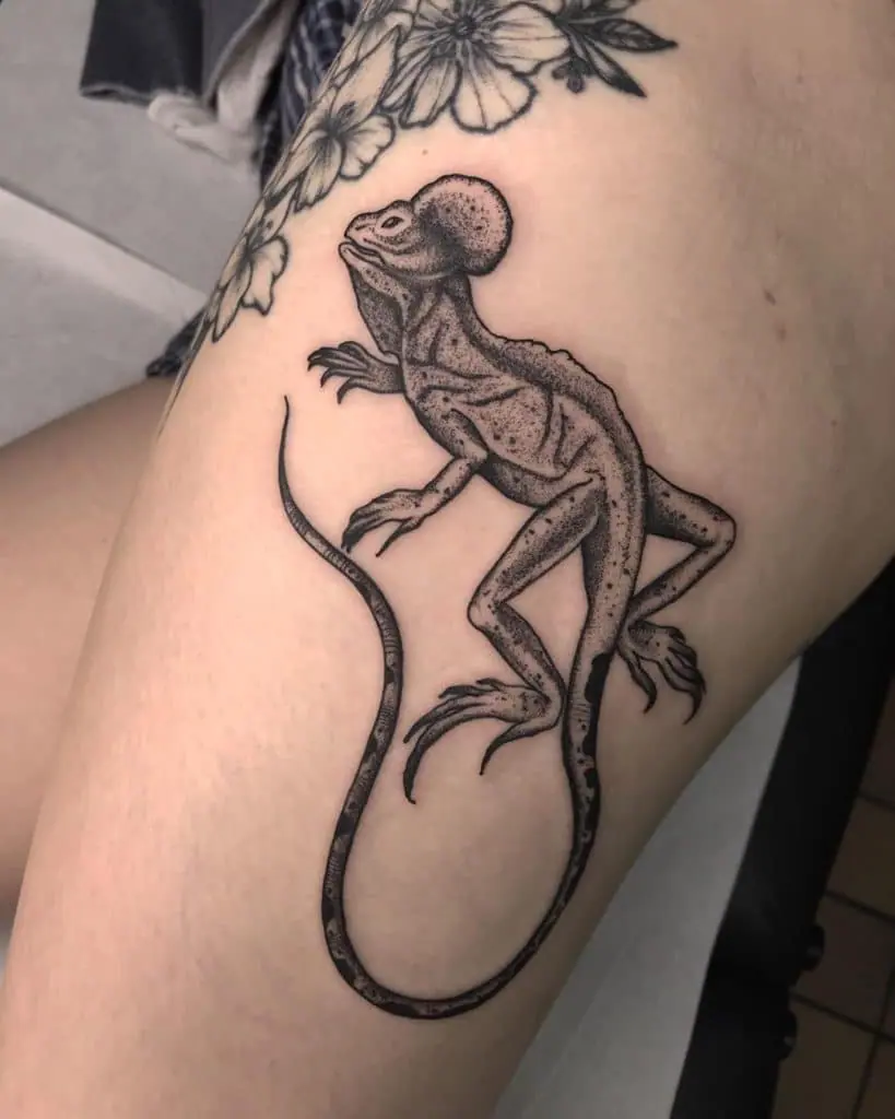 Lizard tattoo on the hip for women