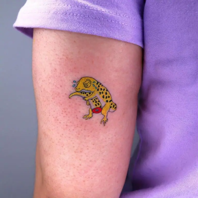 Lizard tattoo on the shoulder for women