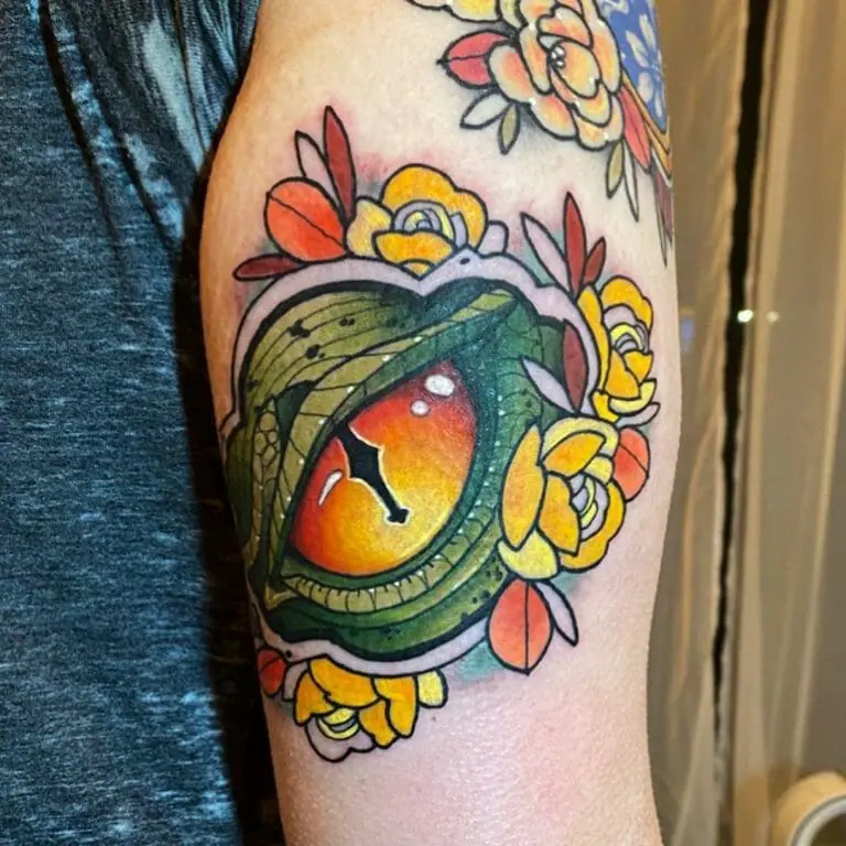 Lizard eye tattoo on the shoulder for men