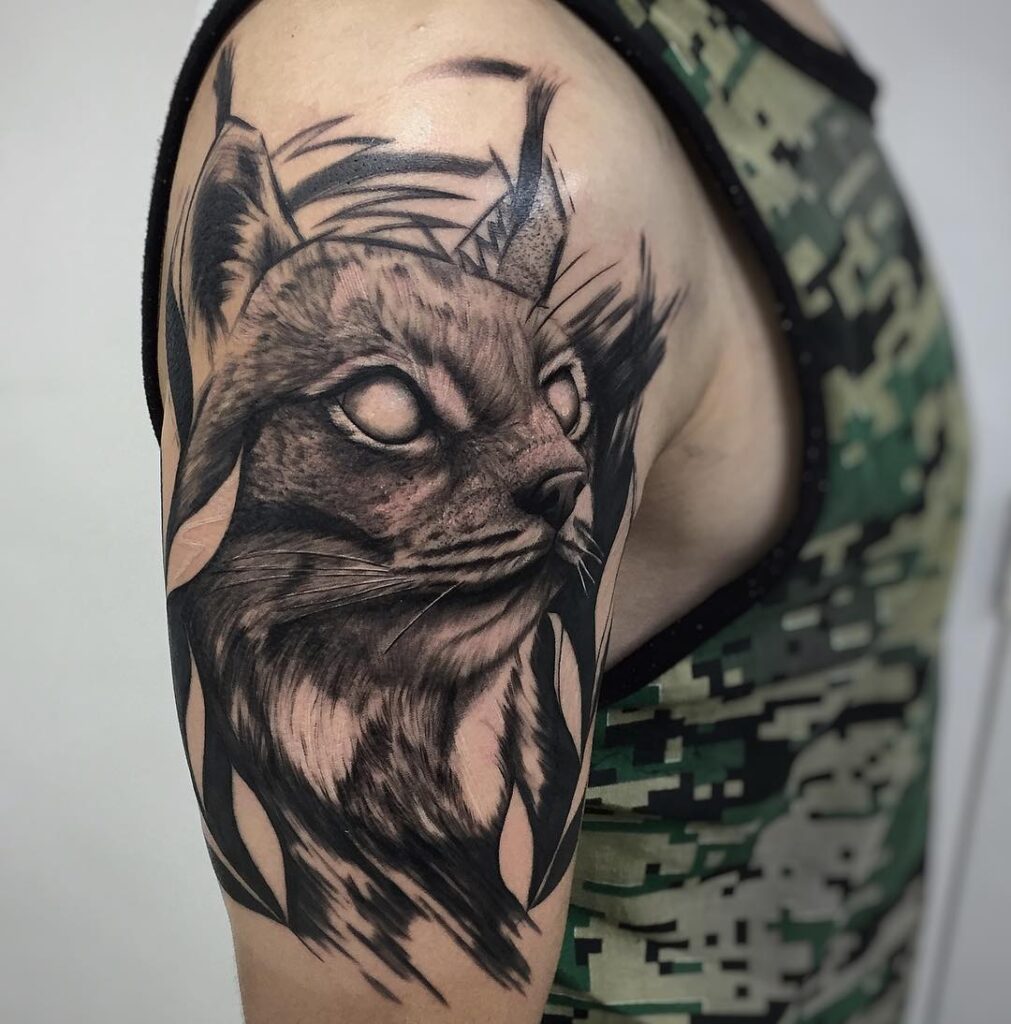 Tattoo of a lynx on the shoulder for men