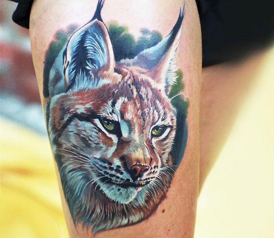 Tattoo of a colored lynx on the hip for women