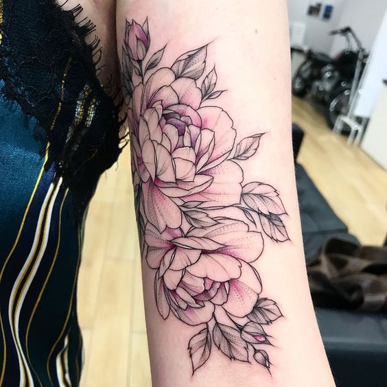 Color tattoo on the shoulder for women