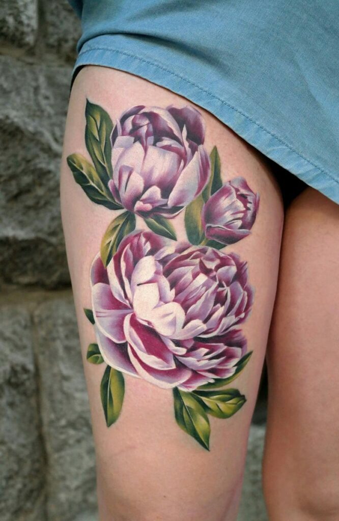 Color tattoo on the thigh for women