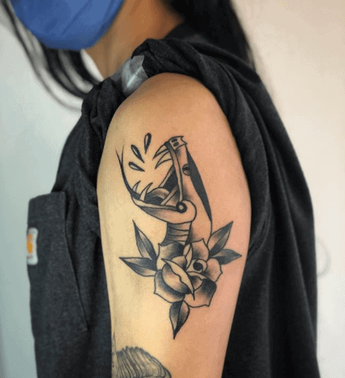 Snake tattoo on the shoulder for women