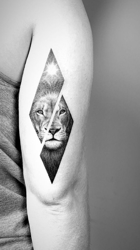 Tattoo of a lion on the shoulder for women