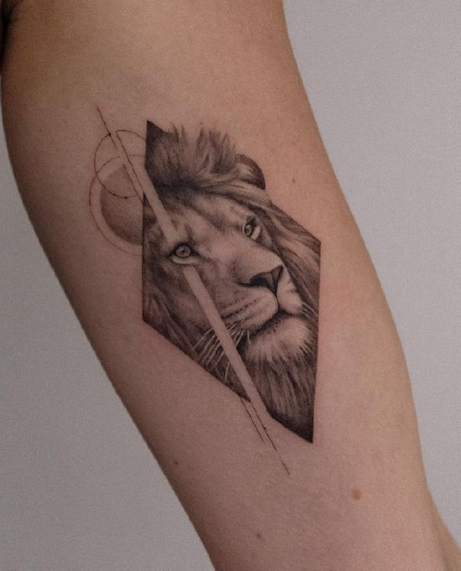 Tattoo of a lion on the forearm for women