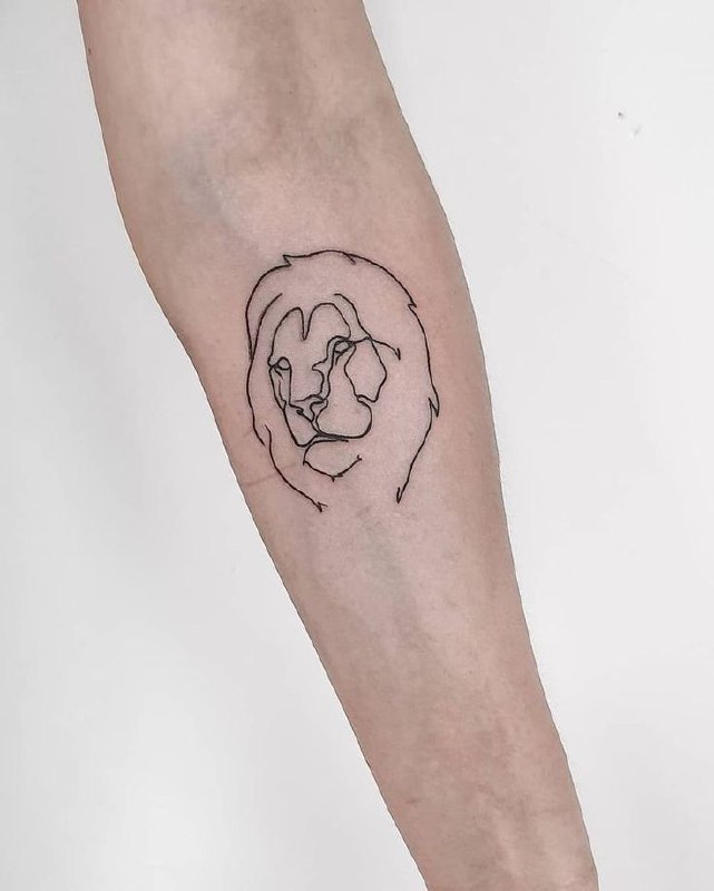 Tattoo of a lion on the forearm for women