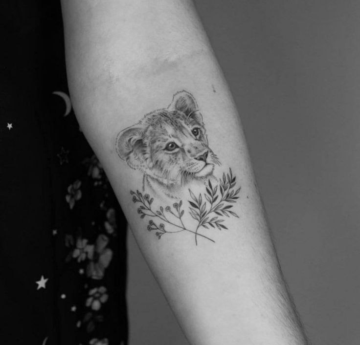 Tattoo of a lion on the forearm for women