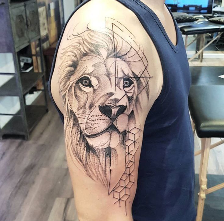 Tattoo of a lion on the shoulder for men