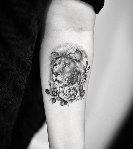 Tattoo of a lion on the forearm for women