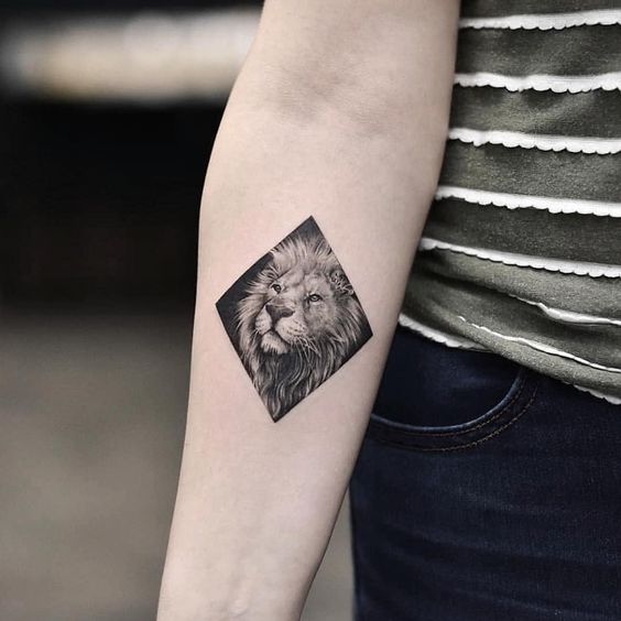 Tattoo of a lion on the forearm for women