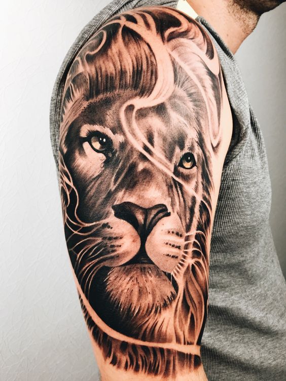 Tattoo of a lion on the shoulder for men