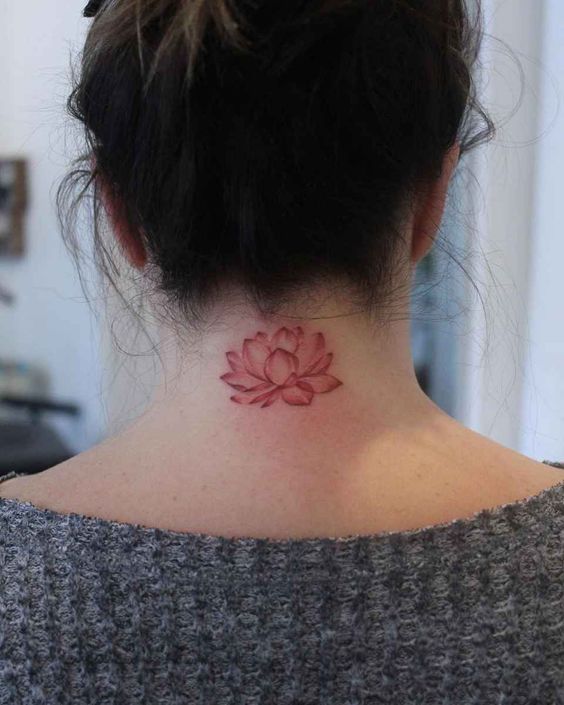 Color tattoo on the back of the head for women