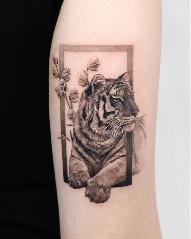 Tattoo of a tiger on the shoulder for women