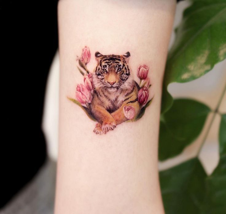 Color tattoo of a tiger on the shoulder for women