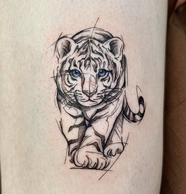 Tattoo of a tiger on the leg for men