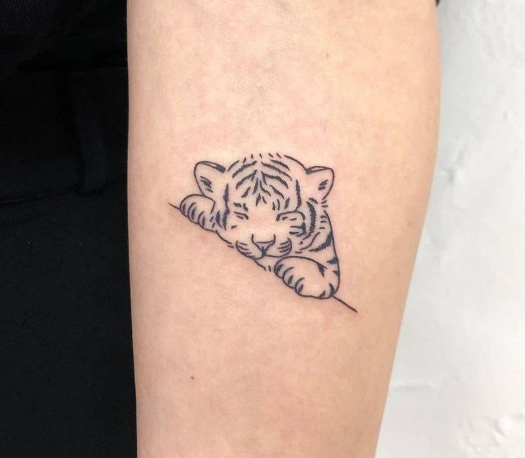 Tattoo of a tiger on the shoulder for women