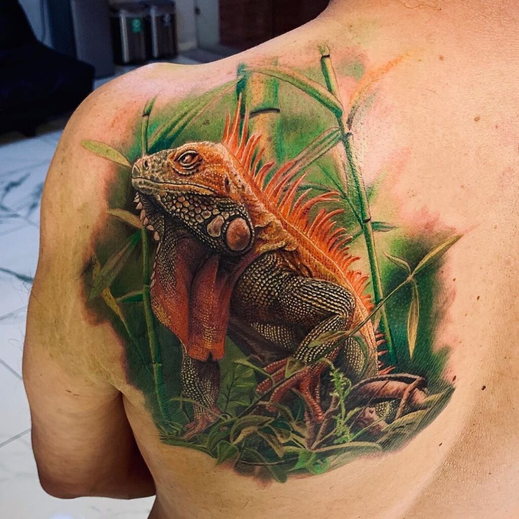 Tattoo of an iguana on the shoulder blade for men