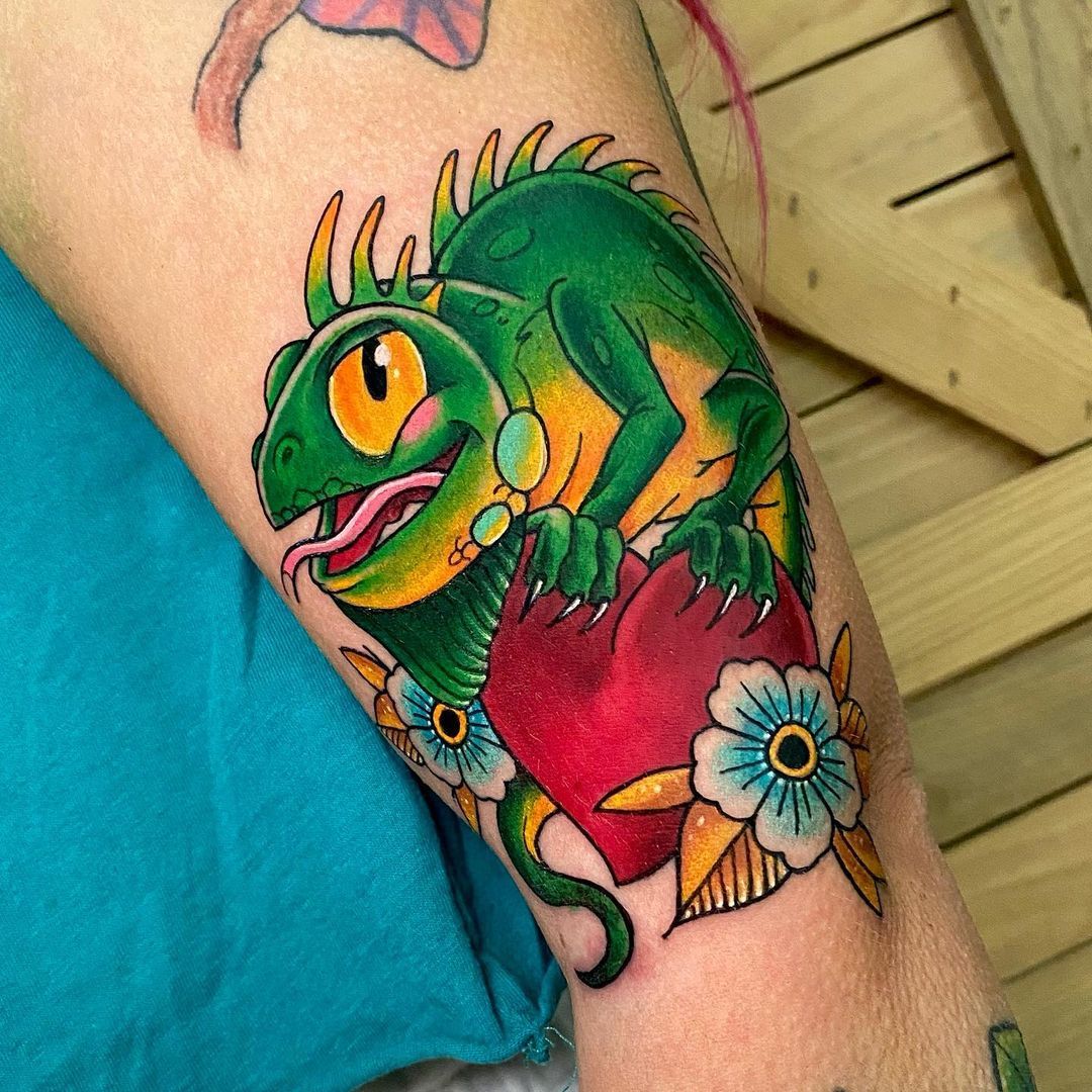 Tattoo of an iguana on the shoulder for men