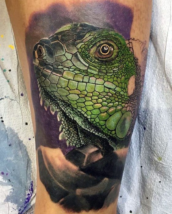 Tattoo of an iguana on the leg