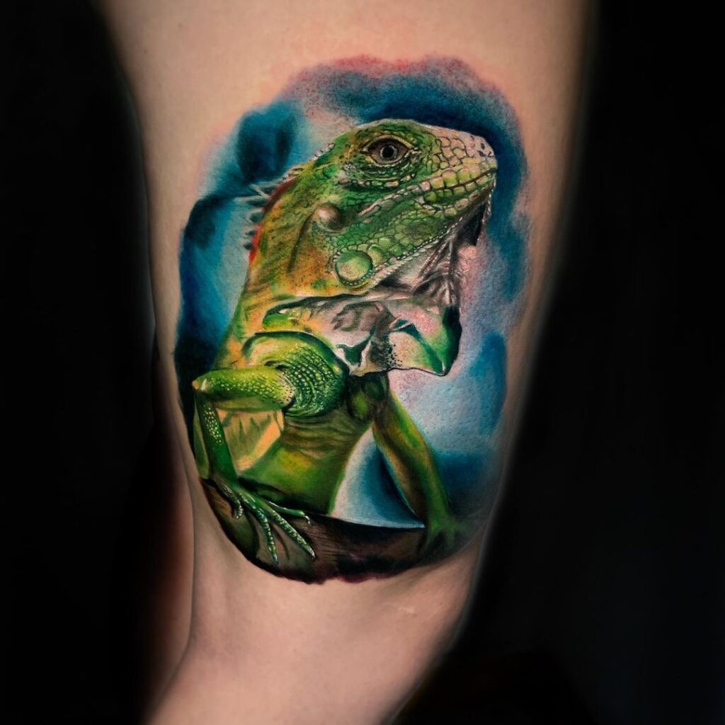 Tattoo of an iguana on the thigh for men