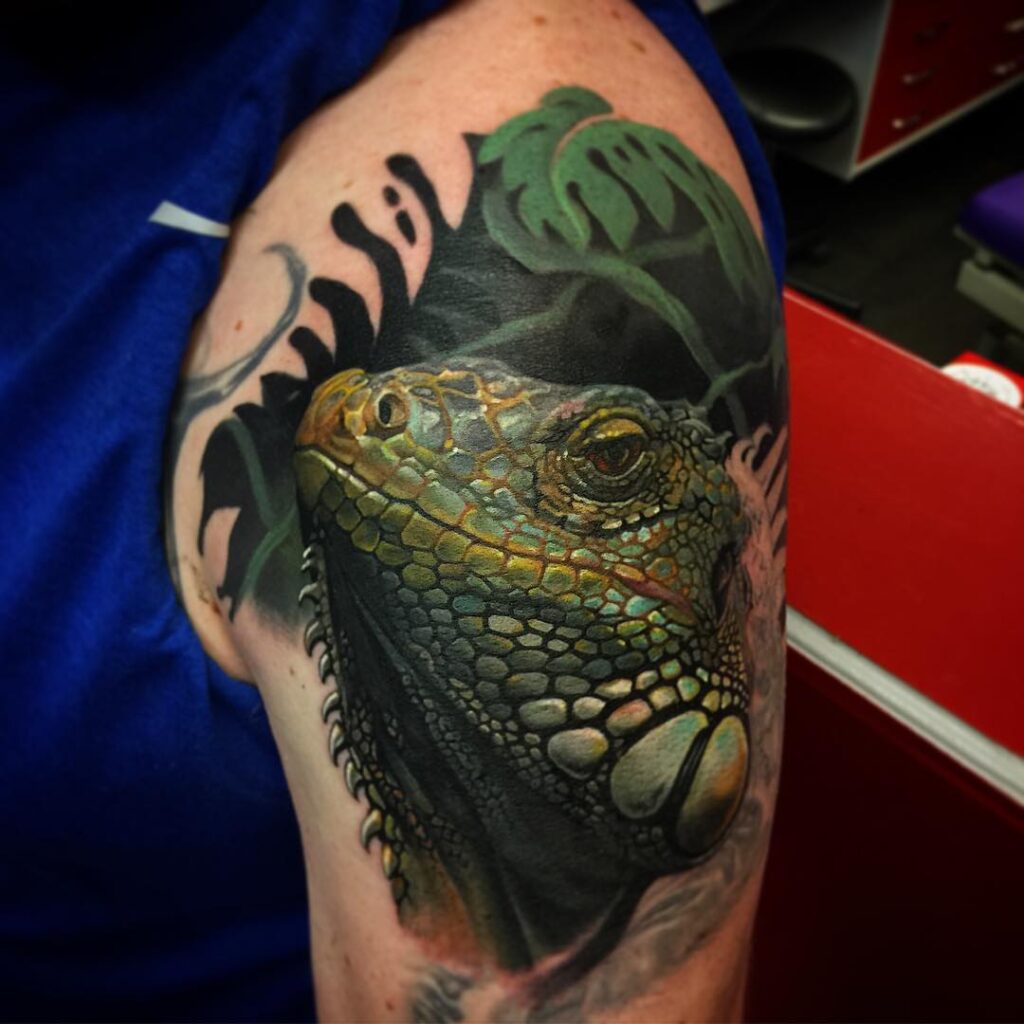 Tattoo of an iguana on the shoulder for men