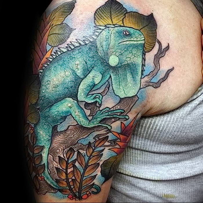 Tattoo of an iguana on the shoulder for men