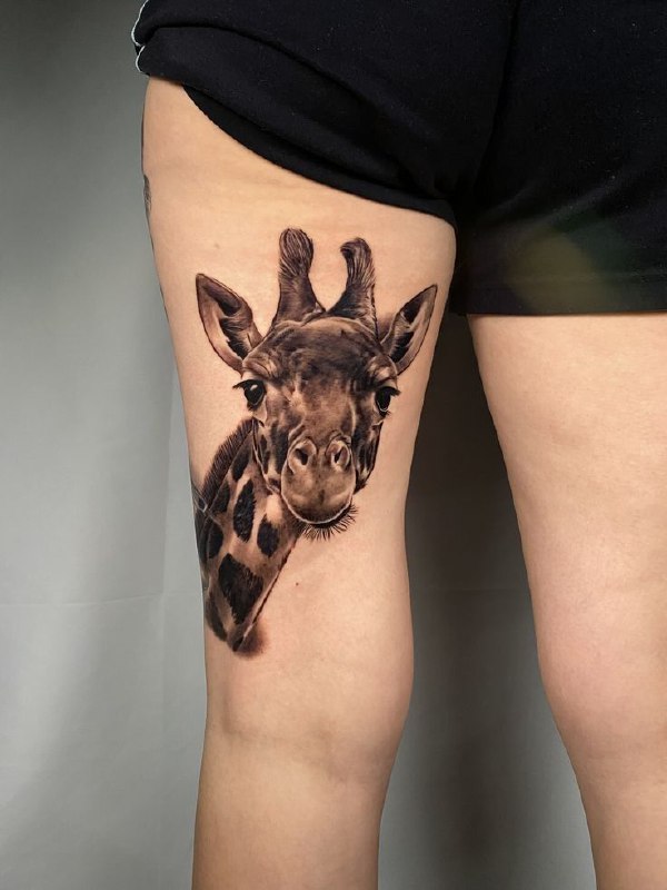 Tattoo of a giraffe on the hip for women