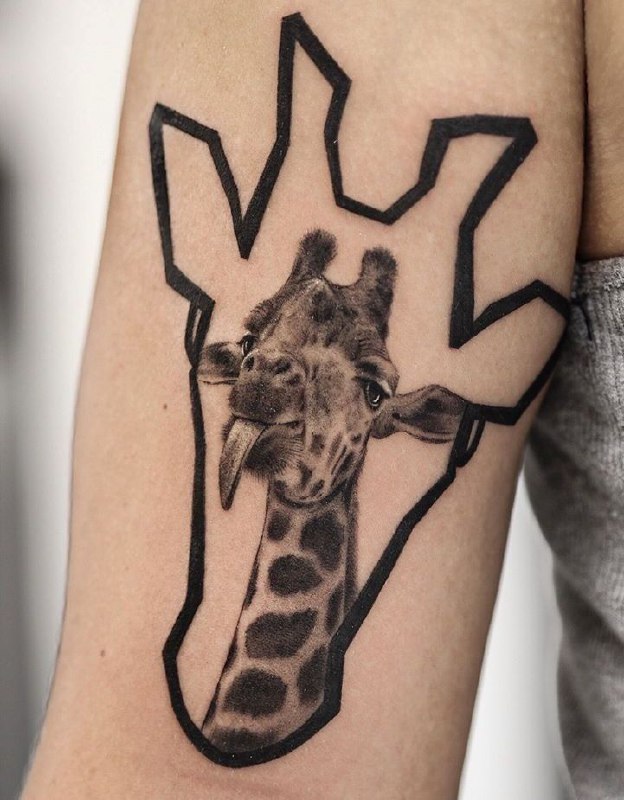 Tattoo of a giraffe on the arm for women