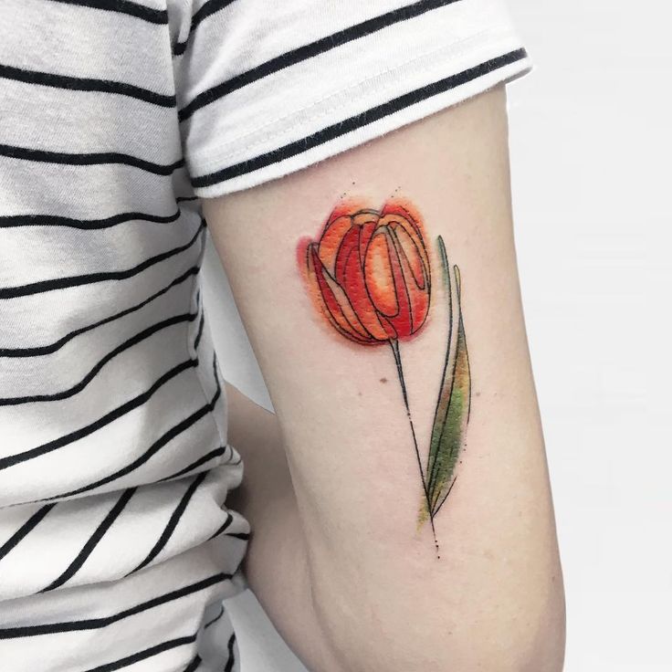 Color tattoo of a tulip on the shoulder for women