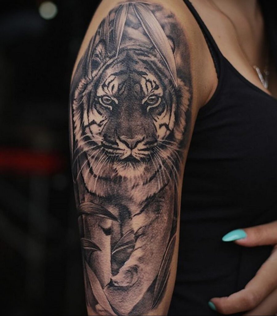 Tattoo of a tiger on the shoulder for women