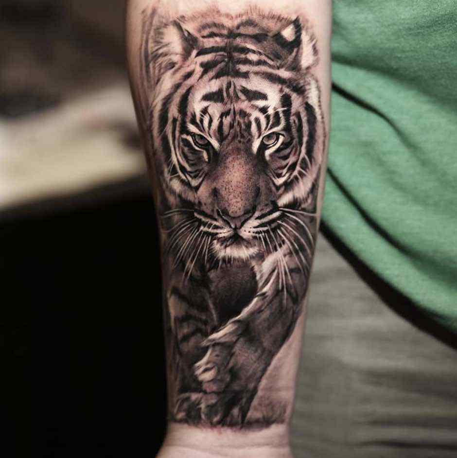 Tattoo of a tiger on the forearm for men