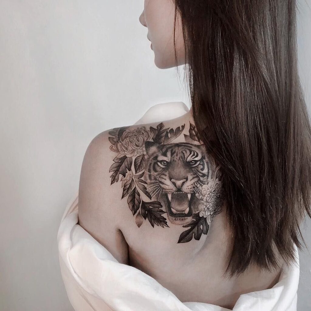 Tattoo of a tiger on the shoulder blade for women