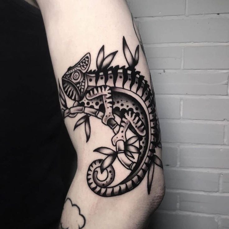 Chameleon tattoo on the shoulder for men